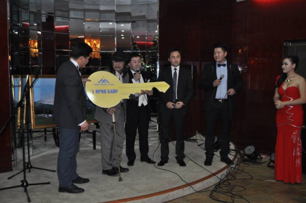 МУГЖ Н.Төмөрхуяг байрныхаа түлхүүрийг гардаж авлаа